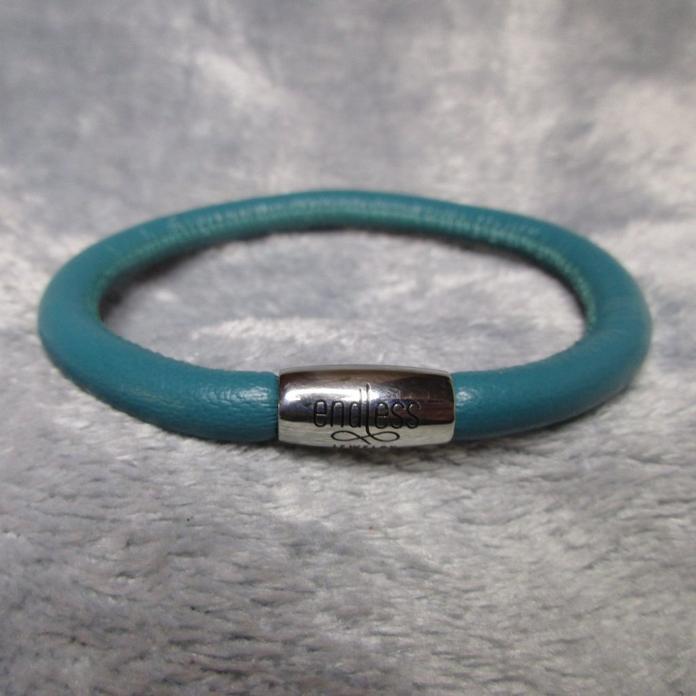Endless Single Green Bayou Leather Bracelet Silver Clasp By JLO 9 inch NEW A67